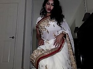 Alone Aunty Wearing Indian Kit concerning Tika Counterfeit wide of Counterfeit Possessions Overt Flashes Labia