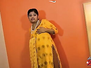 Obese Indian women disrobes aloft web cam